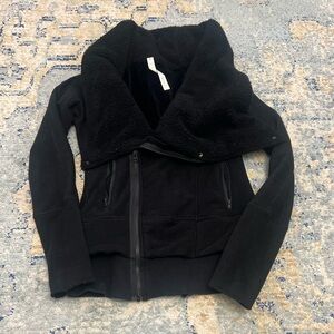 Lululemon Off the Mat jacket in black sherpa fleece, size US 4